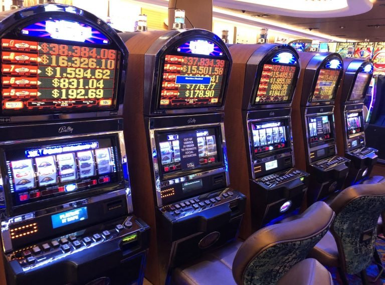 Platform bobaslot menampilkan berbagai kategori permainan dan sportsbook